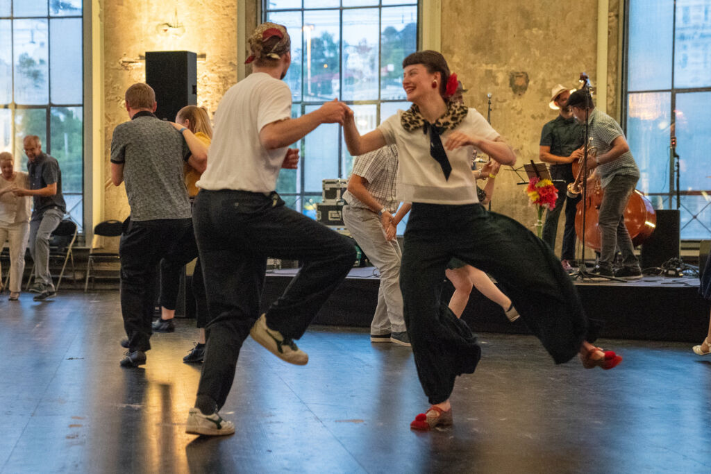 Couple qui danse le swing